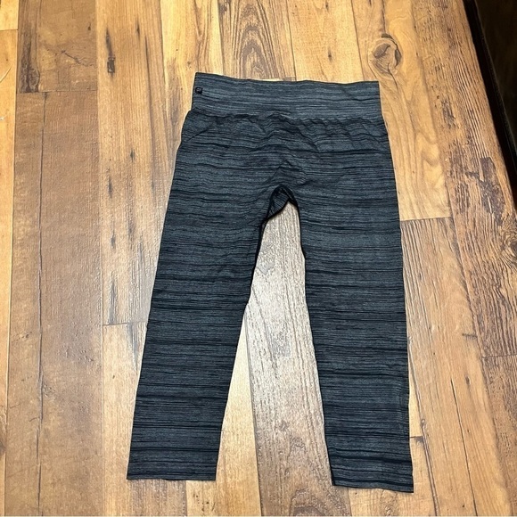 Fabletics Black Silver Lara Lurex Crop Leggings Medium A2 - Picture 4 of 4